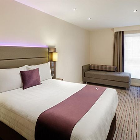 Premier Inn Premier Inn Беґшот Екстер'єр фото