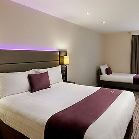 Premier Inn Premier Inn Беґшот Екстер'єр фото