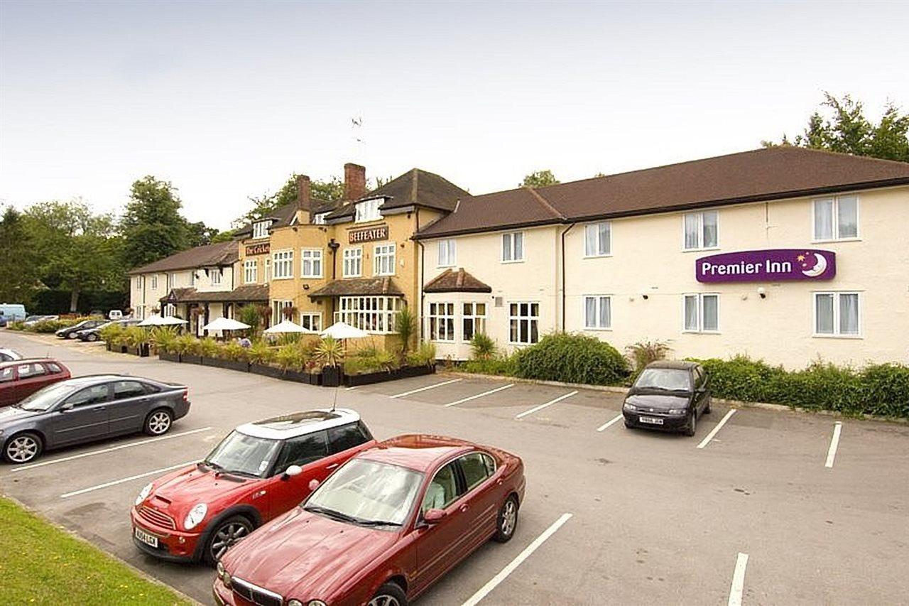 Premier Inn Premier Inn Беґшот Екстер'єр фото