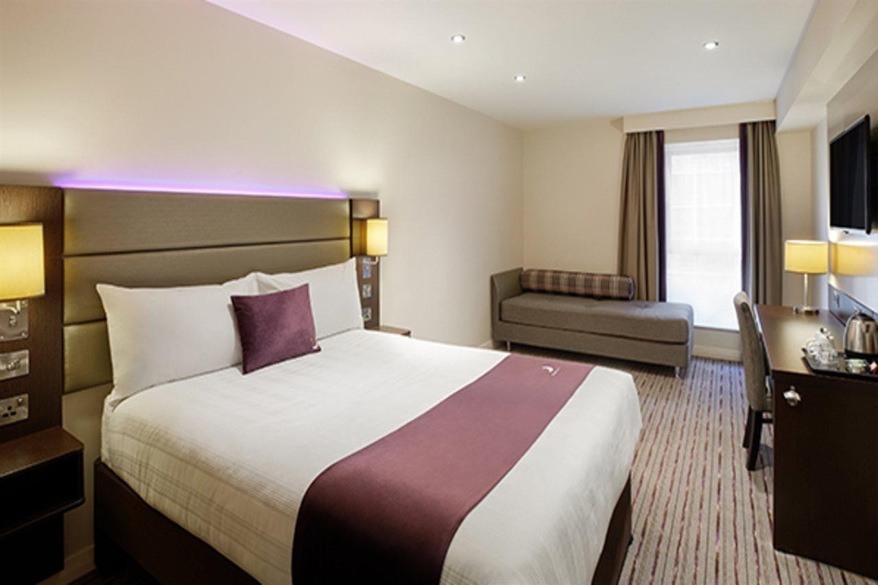 Premier Inn Premier Inn Беґшот Екстер'єр фото