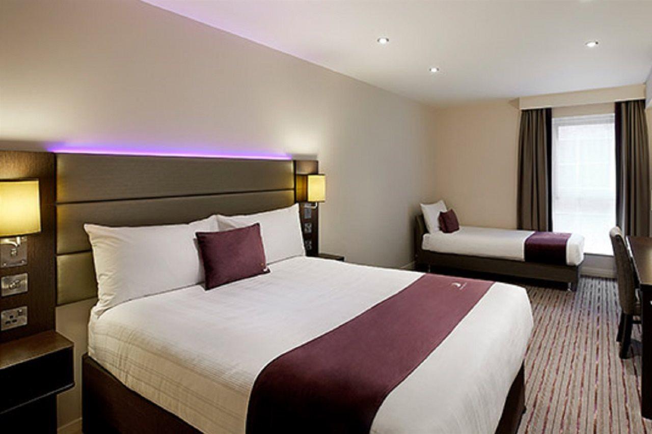 Premier Inn Premier Inn Беґшот Екстер'єр фото