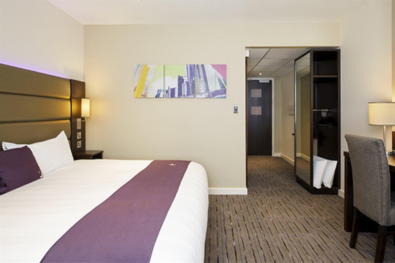 Premier Inn Premier Inn Беґшот Екстер'єр фото