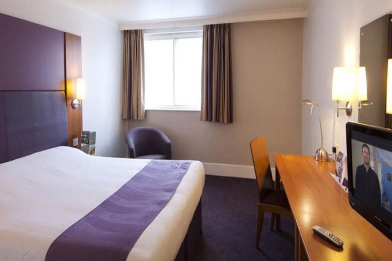 Premier Inn Premier Inn Беґшот Екстер'єр фото