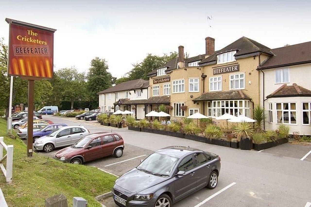 Premier Inn Premier Inn Беґшот Екстер'єр фото