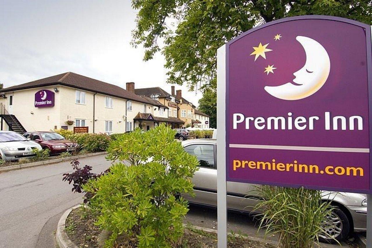 Premier Inn Premier Inn Беґшот Екстер'єр фото