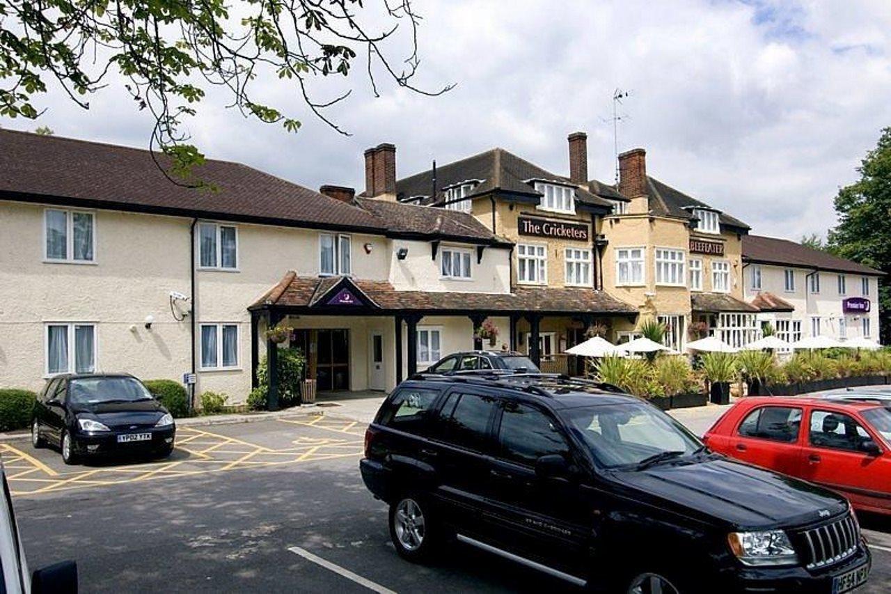 Premier Inn Premier Inn Беґшот Екстер'єр фото
