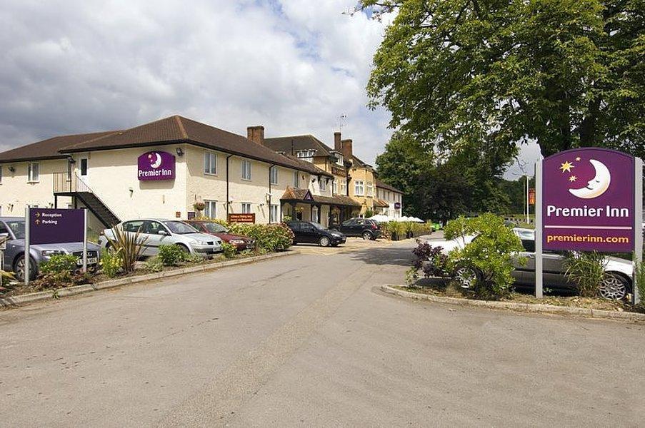 Premier Inn Premier Inn Беґшот Екстер'єр фото