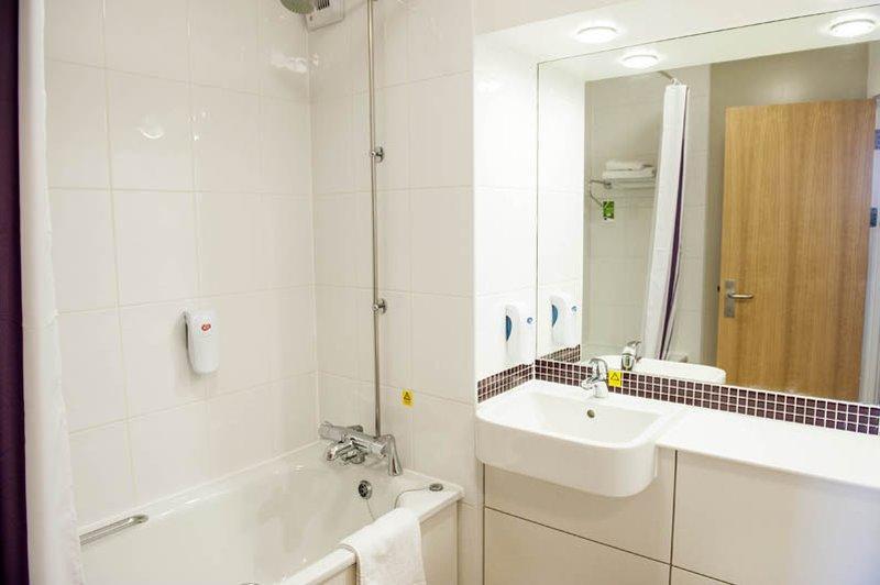 Premier Inn Premier Inn Беґшот Екстер'єр фото