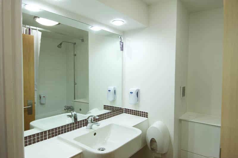 Premier Inn Premier Inn Беґшот Екстер'єр фото