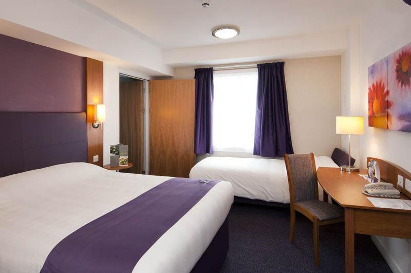 Premier Inn Premier Inn Беґшот Екстер'єр фото