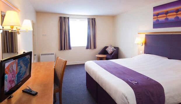 Premier Inn Premier Inn Беґшот Екстер'єр фото